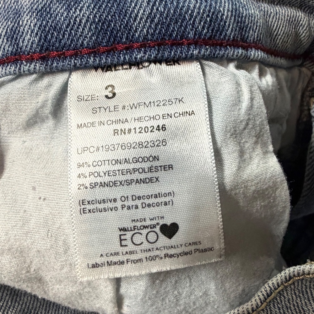WallFlower Fearless Curvy Super High Rise Distressed Straight Jeans Size 3 Light - Picture 5 of 11